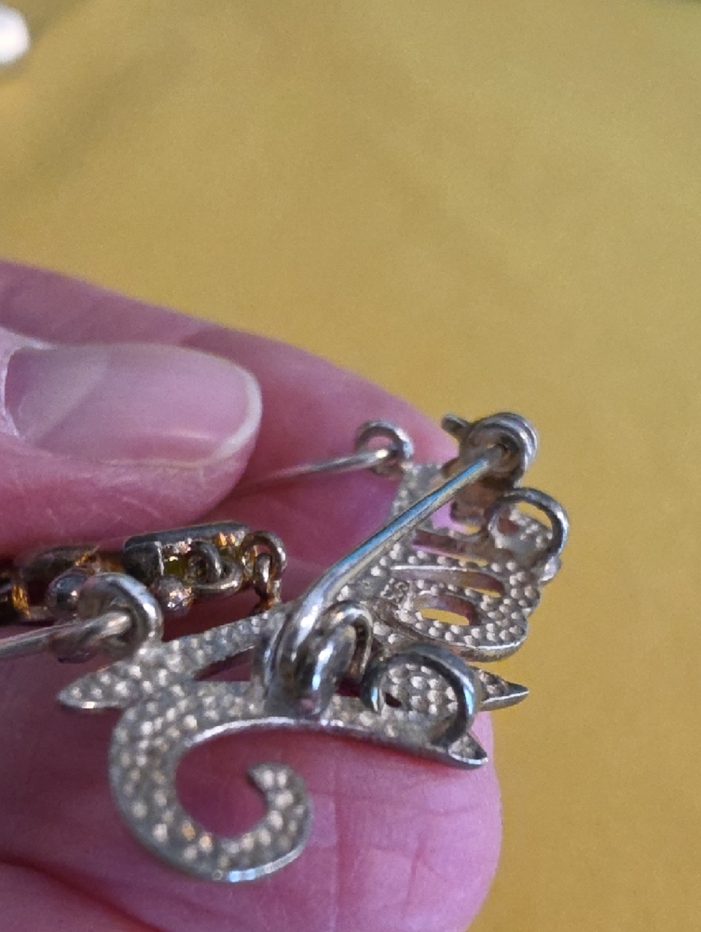 Vintage 925 Silver "Mom" Pin Featuring Three Dangling Charms - All Stamped 925 - Picture 9 of 10